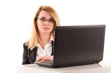 Dizüstü bilgisayarı olan kadın