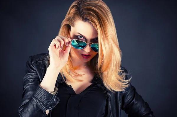 Sexy woman look through sunglasses — Stock fotografie