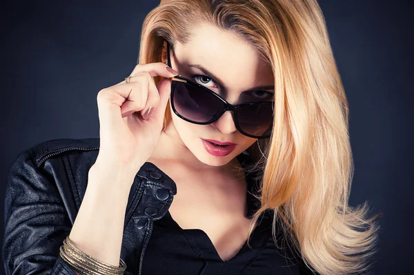 Сексуальная женщина смотрит сквозь солнечные очки — стоковое фото