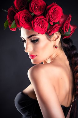 Güzellik moda model kırmızı gül saç modeli ile