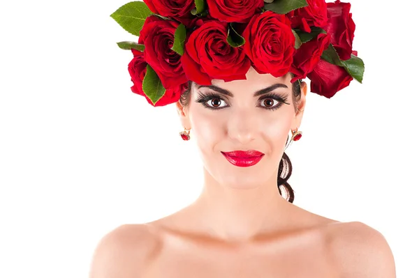 Ritratto di modella di moda di bellezza con acconciatura di rose rosse — Foto Stock