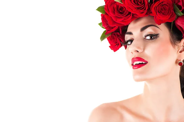 Modella di bellezza con rose rosse acconciatura — Foto Stock
