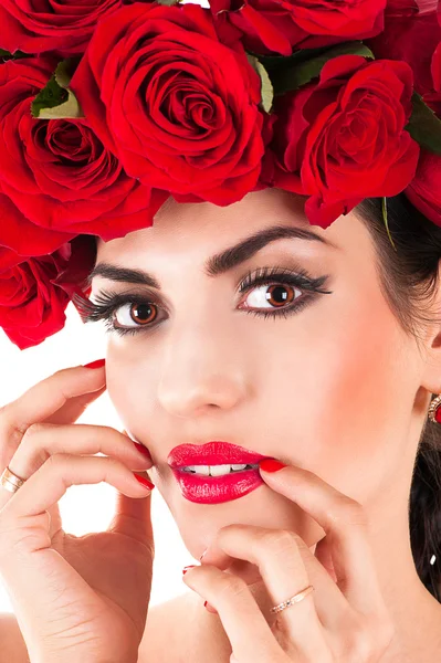 Belleza modelo de moda con rosas rojas peinado —  Fotos de Stock