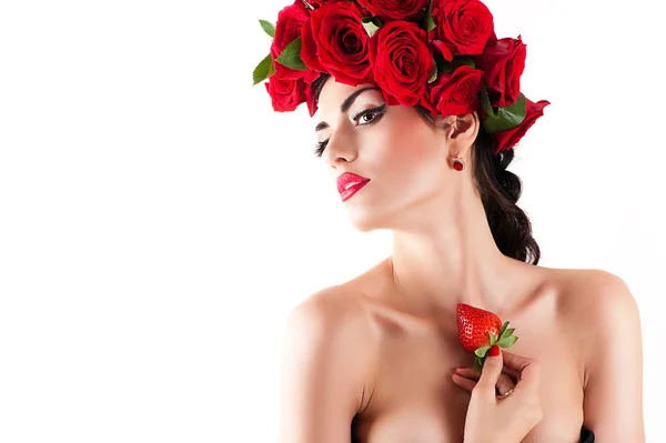 Красивая модель с прической из красных роз — стоковое фото