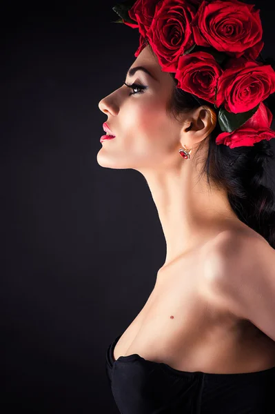 Modella di bellezza con rose rosse acconciatura — Foto Stock