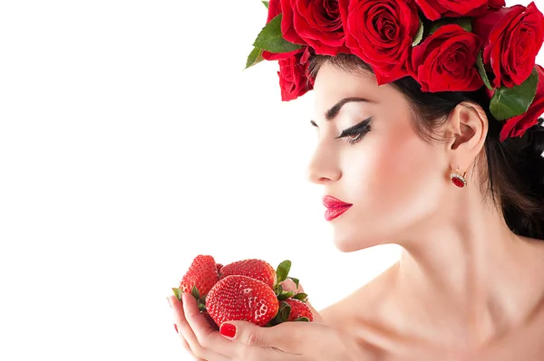 Hermosa modelo de moda con rosas rojas peinado — Foto de Stock