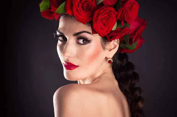 Modelo de moda de beleza com rosas vermelhas penteado — Fotografia de Stock