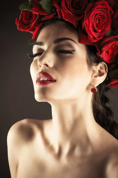 Frumusețe model de moda cu trandafiri rosii coafura — Fotografie, imagine de stoc