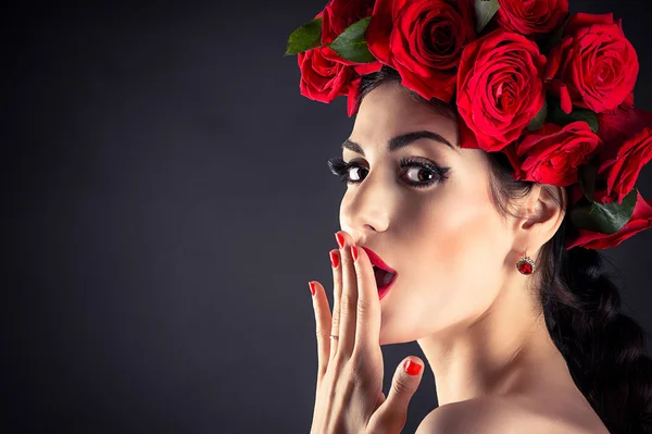 Модель красоты с прической из красных роз — стоковое фото