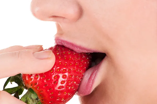 Vrouw die aardbeien eet — Stockfoto