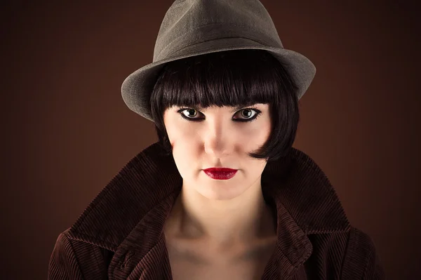 Hermosa mujer de moda en un sombrero y abrigo — Foto de Stock