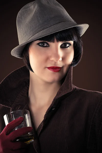 Female detective with a glass of whiskey — Stock Photo, Image