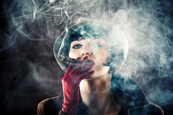 Femme glamour dans un style rétro avec cigare — Photo