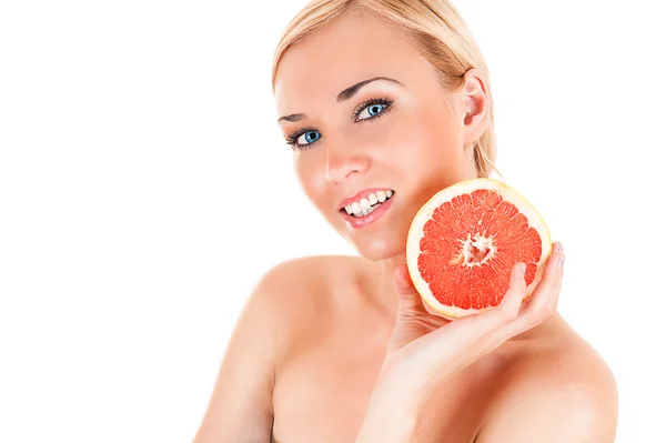 Gesunde Frau mit einer halben Grapefruit in den Händen — Stockfoto