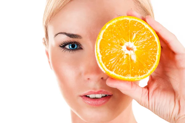 Schöne Frau mit Orange — Stockfoto