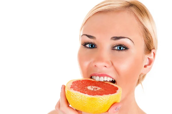 Žena jíst grapefruit červený — Stock fotografie