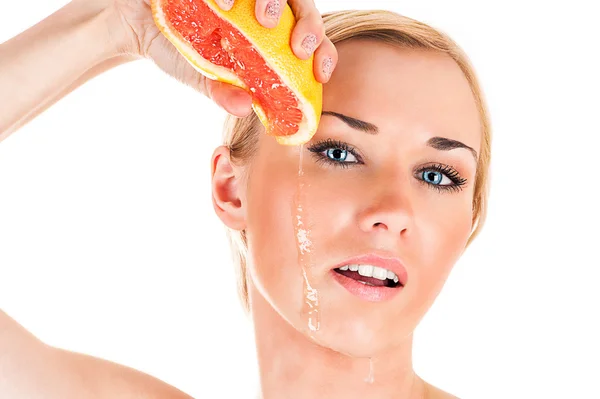 你脸上的女人挤葡萄柚汁 — 图库照片