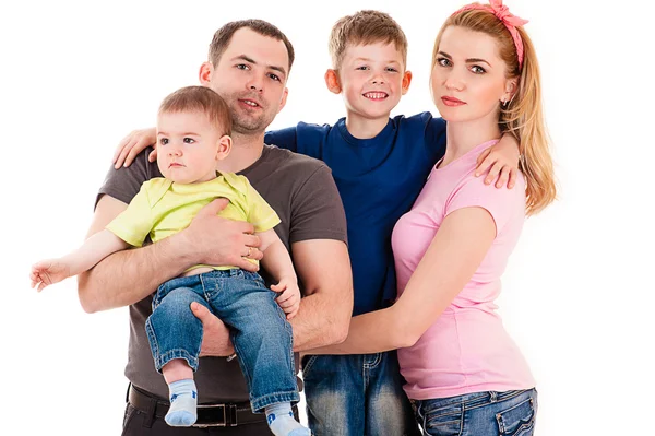 두 아이 들과 젊은 가족 — 스톡 사진