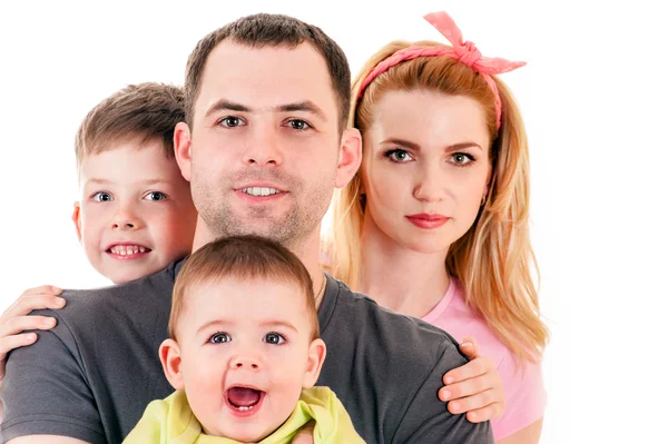 Lächelnde junge Familie mit zwei Kindern — Stockfoto