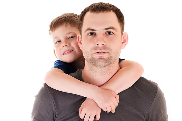 Giovane padre con suo figlio sul retro — Foto Stock