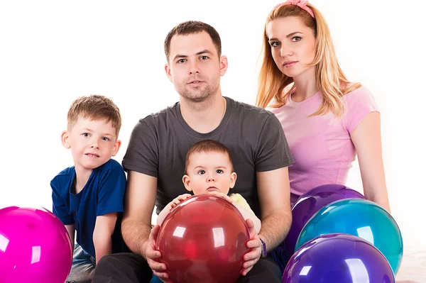 Kaukasiska familj med ballonger — Stockfoto