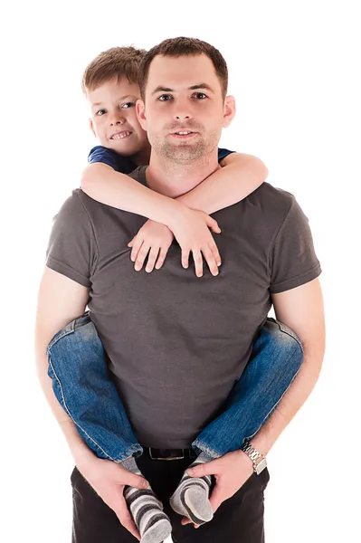Jonge vader met zijn zoon op rug — Stockfoto
