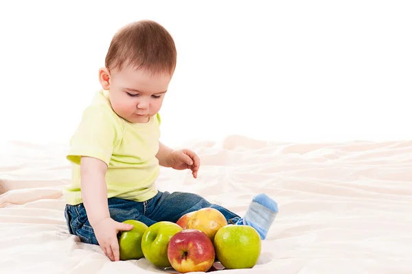 Baby spielt mit Äpfeln — Stockfoto