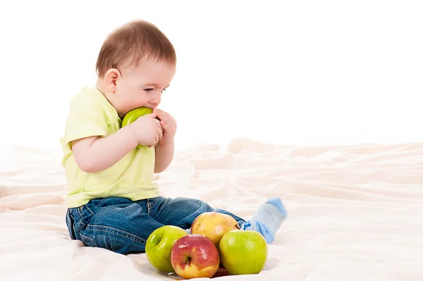 Baby bites the apple — Stock Photo, Image
