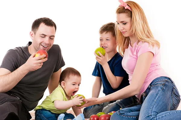 Familia caucásica con niños comiendo manzanas — Foto de Stock