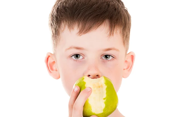 Kind beißt in Apfel — Stockfoto