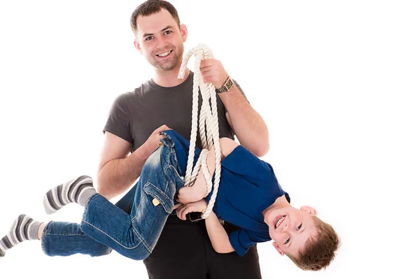 彼の息子を持つ父親の笑みを浮かべてください。 — ストック写真