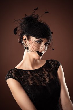 Retro kadının başına bir örtü ile