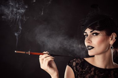 mulher atraente com maquiagem escura