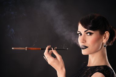 mulher atraente com maquiagem escura
