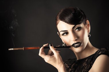 Güzellik retro model siyah makyaj ve ağızlık ile