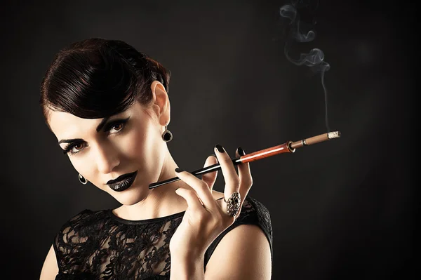 검은 화장과 담배와 레트로 모델 — 스톡 사진