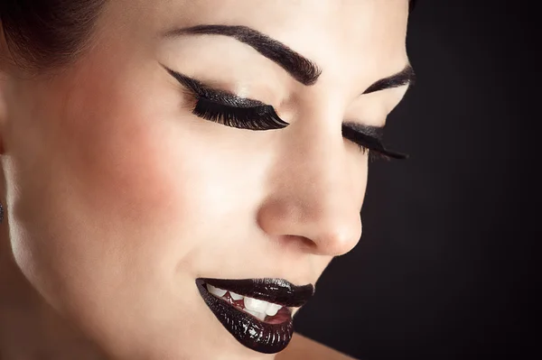 Модель лица с черным макияжем и длинными ресницами — стоковое фото