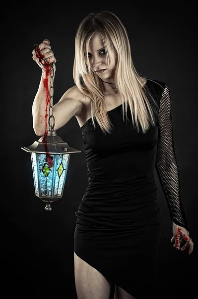 Vampiro com mãos sangrentas — Fotografia de Stock