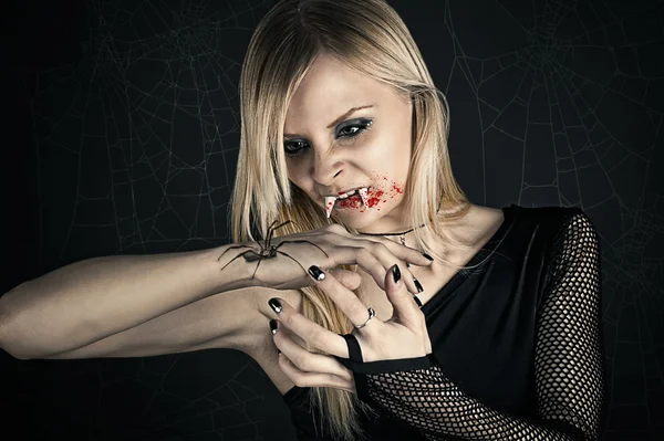 뱀파이어의 이미지에서 아름 다운 여자 — 스톡 사진