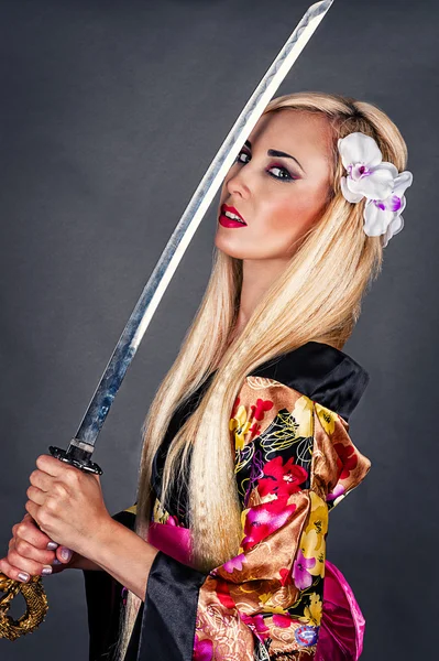 Mulher com espada samurai — Fotografia de Stock