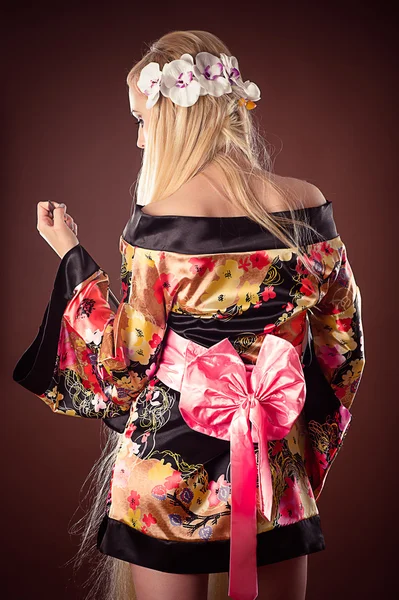 Belle femme en robe japonaise — Photo