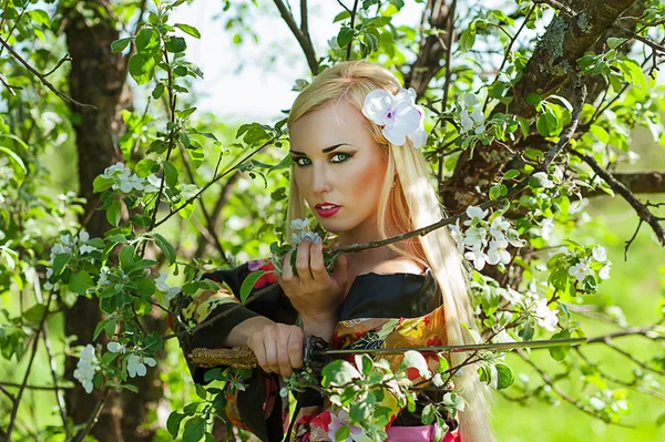 Mulher bonita samurai com espada katana — Fotografia de Stock