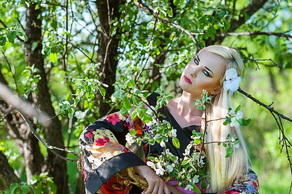 Mujer samurai cerca del árbol en flor —  Fotos de Stock