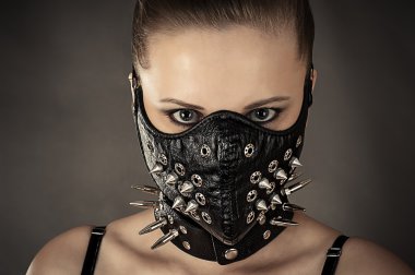 gri izole dikenli maskeli kadın