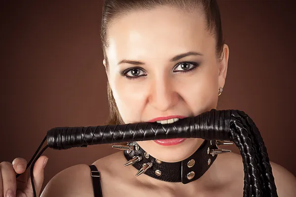 Mistress a korbács a szájban — Stock Fotó