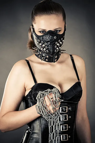 Красивая женщина в маске с цепью — стоковое фото