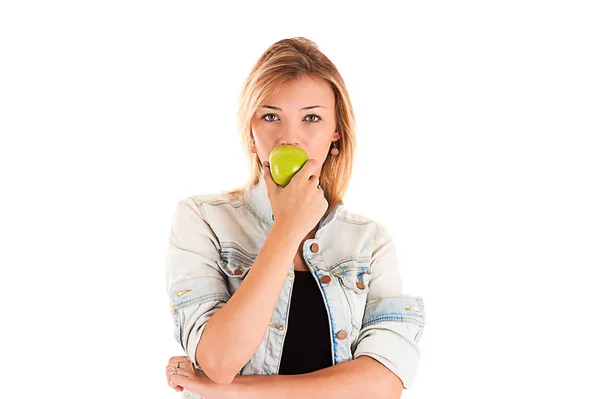 Junge Frau isst einen Apfel — Stockfoto