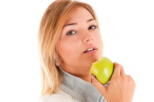 Vacker kvinna med ett äpple i handen — Stockfoto