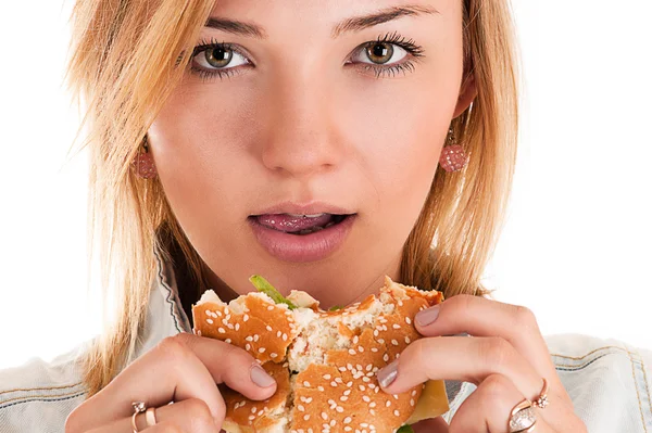 Donna primo piano mangiare un hamburger — Foto Stock