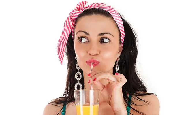 Jovem mulher bebendo suco de laranja — Fotografia de Stock